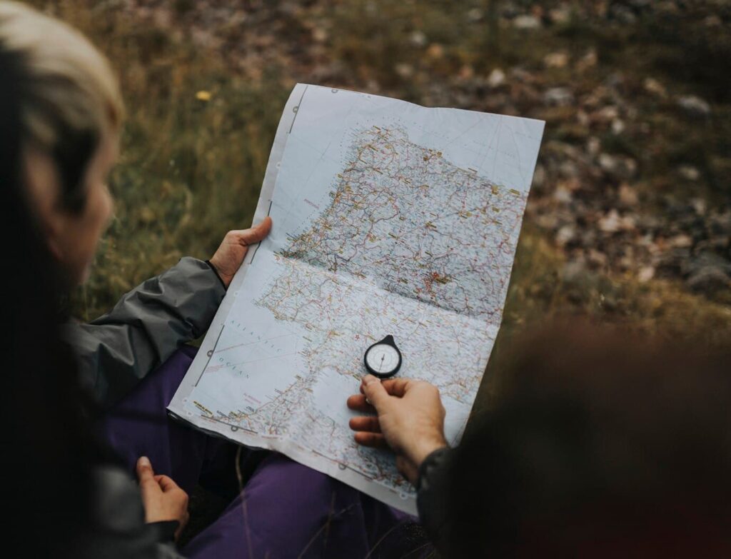 Fast Decisions Under Pressure: Orienteering and Poker Compared